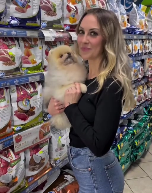 Marina con il cagnolino nel negozio Colpi di Coda