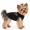 Liu Jo Pets Fuocosa nera con logo oro indossata da Yorkshire, vista laterale
